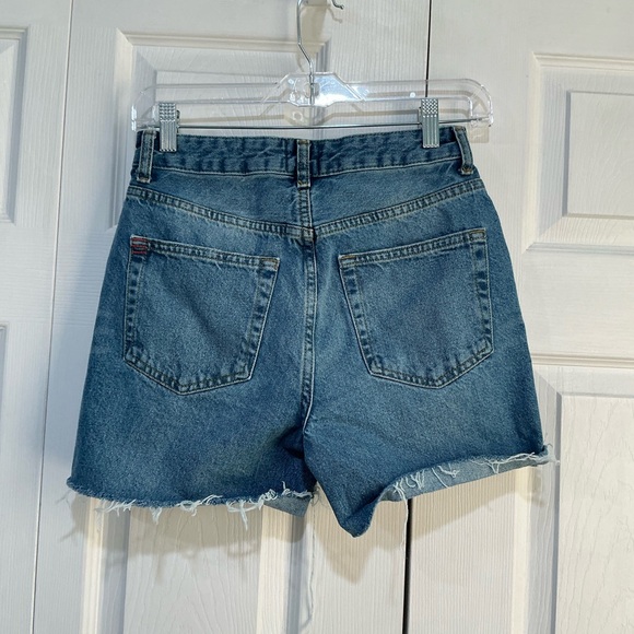 🤎 BDG Urban Outfitters Mom High-Rise Blue Distressed Denim cut Off Jean Shorts 2 - Picture 2 of 5